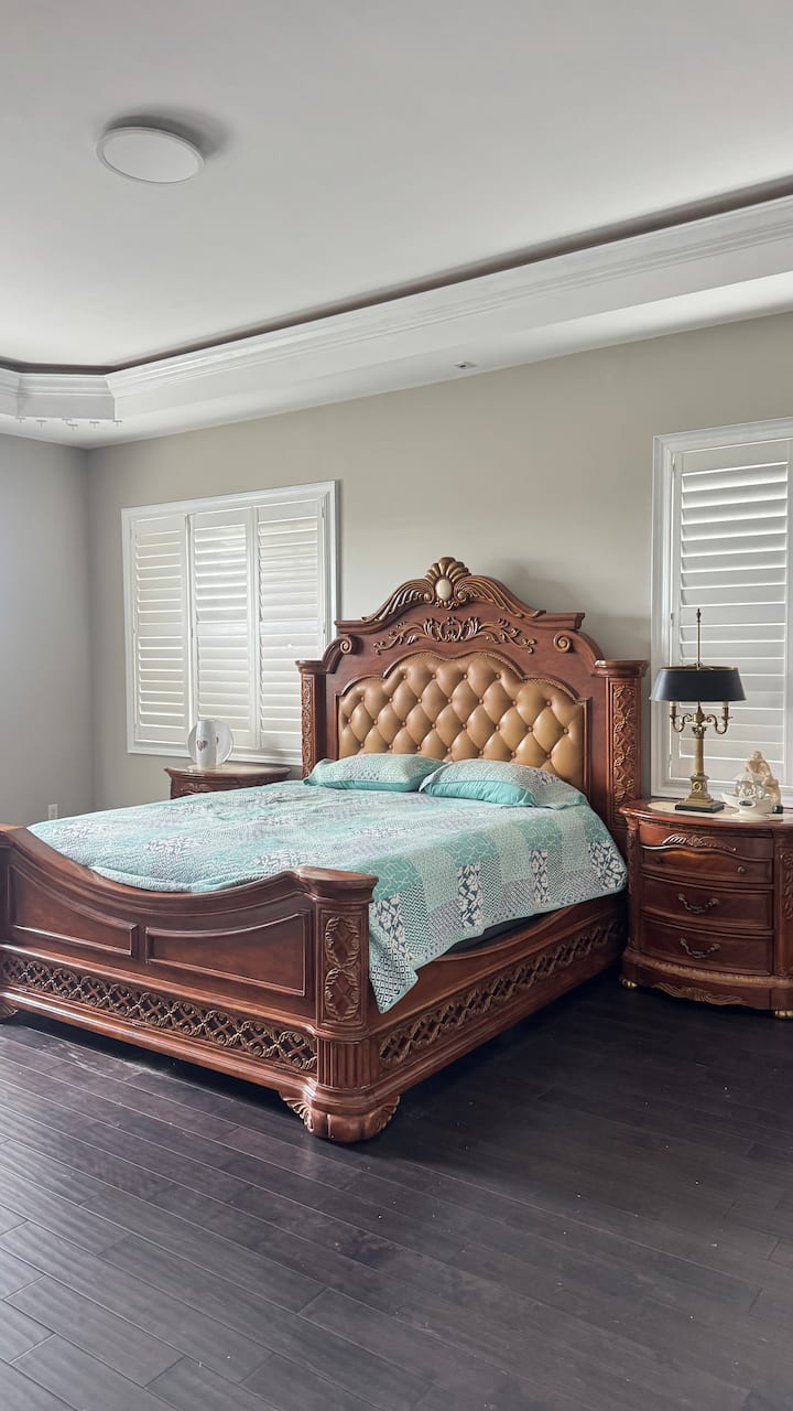 Master Suite Very Spacious Modern 11 Feet Seating - Bolton