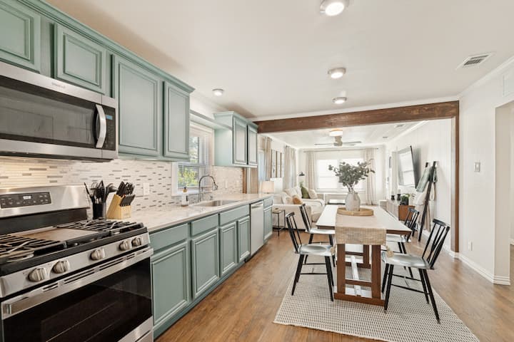 The Oak House | Historic Downtown Cottage - McKinney