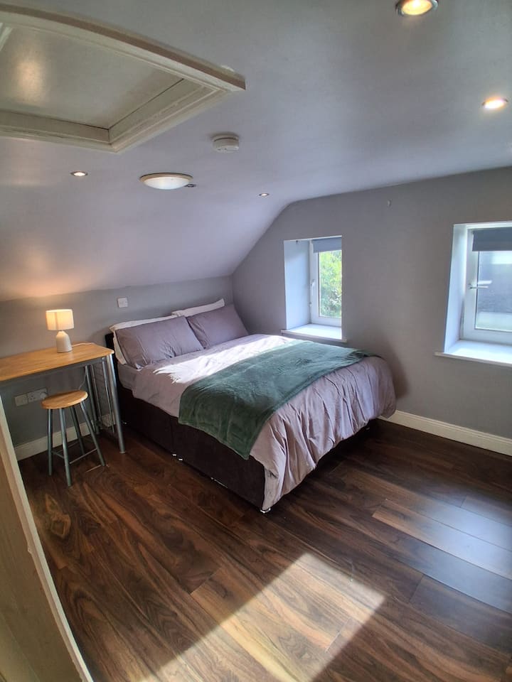 Quiet Executive 2-bed Apt | Fully Equipped - Cork