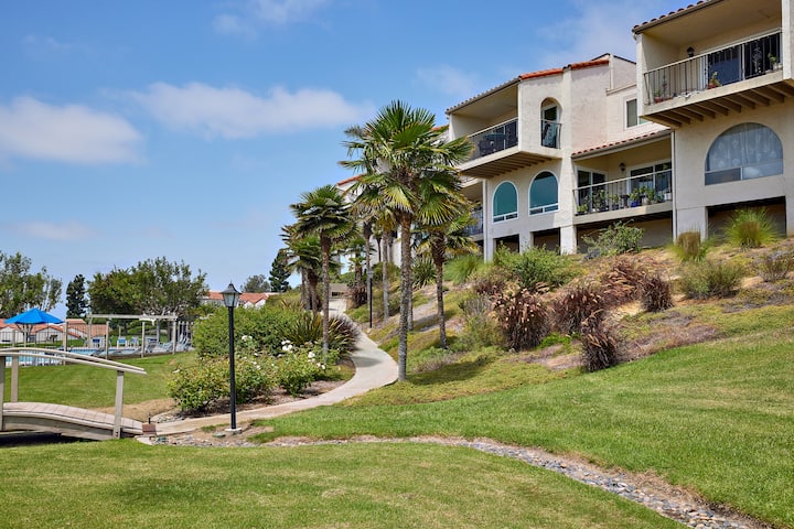 Ocean-view Condo, Beautiful 2-bedroom Retreat - Carlsbad, CA