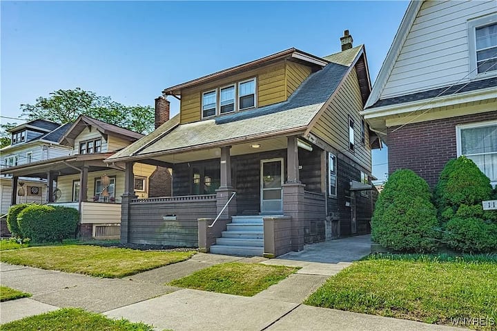 Spacious 4.5 Bedrooms Near Niagara Falls & Casino - Niagara Falls, NY