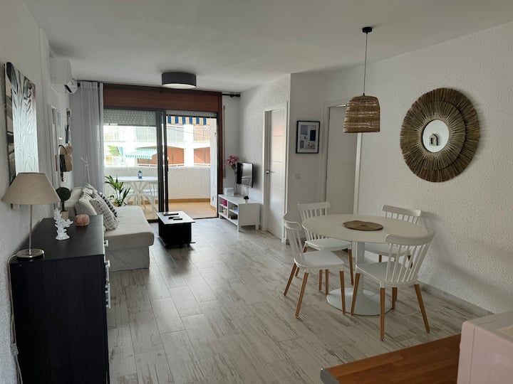 Primera Línea De Playa Con Piscina - Cambrils