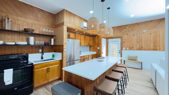 The Jungle House At Blue Spring |Renovated Getaway - Orange City, FL