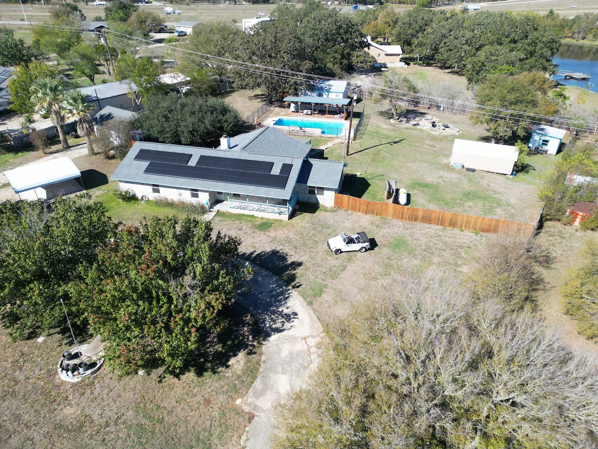 Kahuna House: Pool, Games & 1+ Acre Near Austin - Houses for Rent in ...