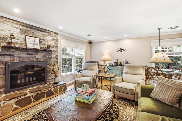 Massanutten Retreat: Game Room & Screened-in Porch - Massanutten, VA