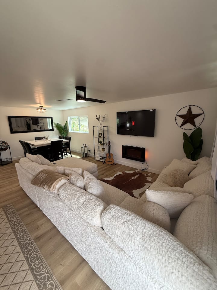 Modern Ranch Home Retreat - Magic Mountain, CA