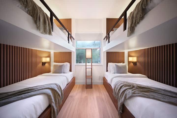Habitación con literas: el diseño elegante se combina con la diversión, ¡perfecta para niños o amigos, con elegantes rincones para dormir!