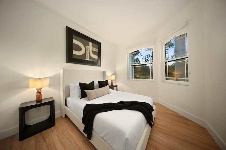 Recámara cómoda: ¡relájate con estilo con una decoración elegante y la luz natural que entra por las ventanas!