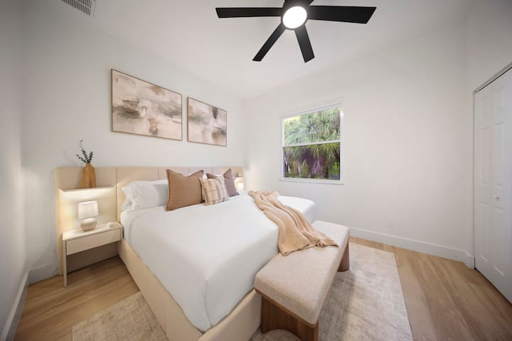 Retiro en la recámara: ¡un espacio luminoso con una decoración lujosa y vistas tropicales para la máxima relajación!