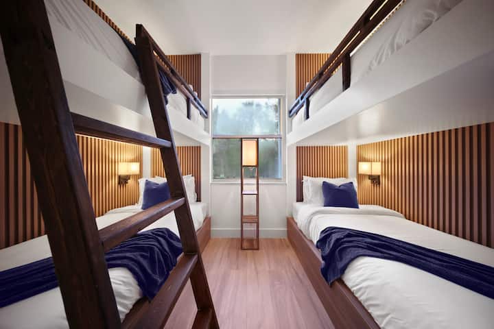 Habitación con literas: ¡elegantes literas de dos niveles que invitan a divertidas aventuras y noches de descanso en Naples!
