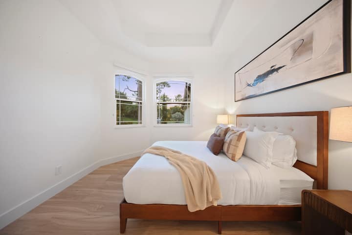 Recámara principal: ¡luminosa y espaciosa con grandes ventanales para disfrutar de vistas impresionantes y una decoración elegante!