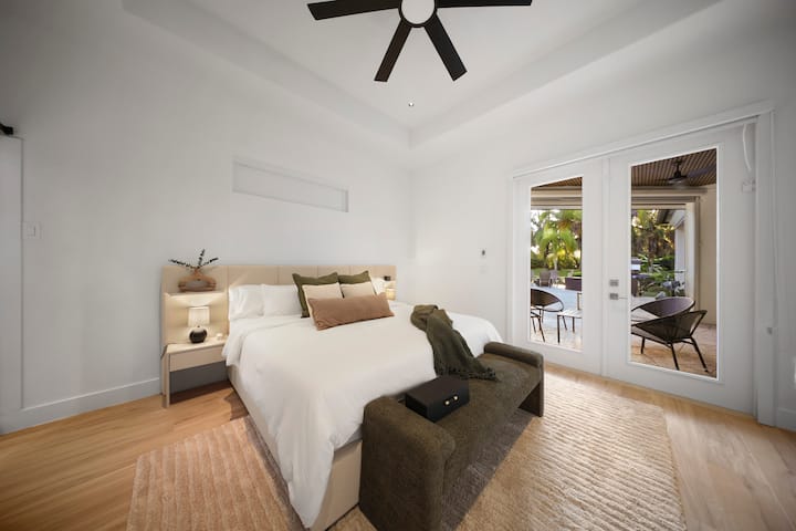 Suite principal: ¡Disfruta de vistas serenas desde esta habitación luminosa con decoración elegante y patio privado!