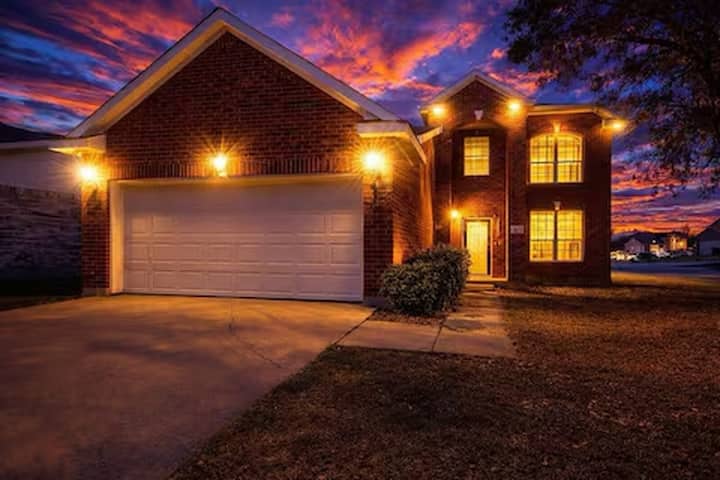 Stylish 4br Retreat | Near At&t Stadium | Sleep 10 - Mansfield, TX