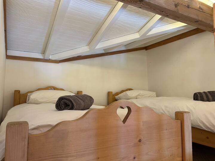 Entrepiso arriba de la sala de estar con 2 camas individuales. 