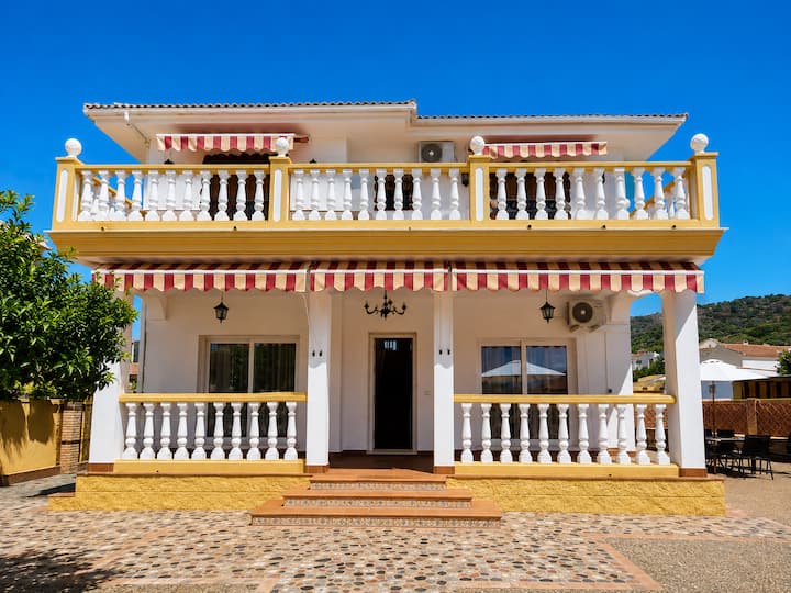 Villa Familiar De 5 Dormitorios Con Piscina - Málaga