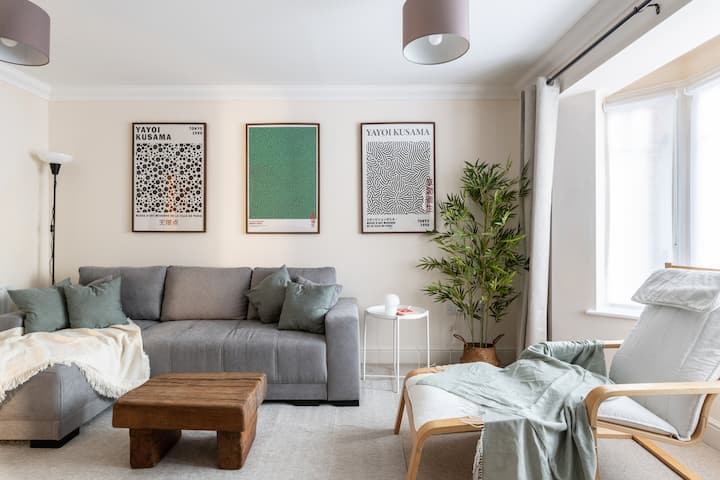 5-bed Home  Free Parking  Contractor Friendly - Horsham