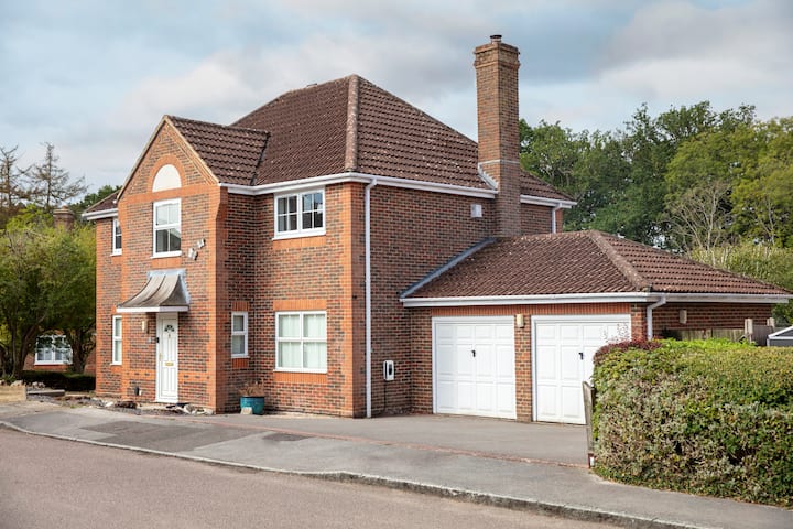 5-bed Home  Free Parking  Contractor Friendly - Horsham, UK