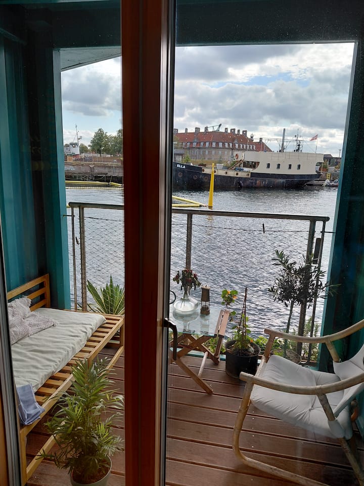 Flydende Container Nær Reffen Streetfood - Copenhagen