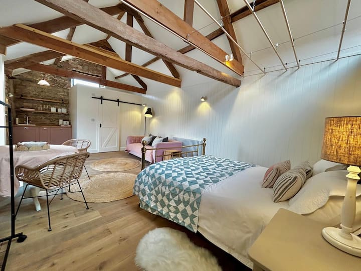 Room 4. The Barn. A Very Special Space. Sleeps 2. - Taunton