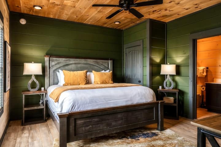 Апартамент Rustic-luxe със суперголямо двойно легло, луксозно спално бельо и нощни лампи