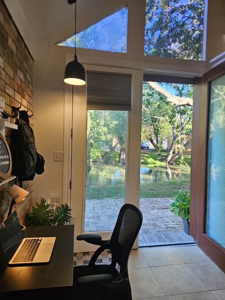 Cozy Waterfront Studio  Pool, Gym & Workspace - Brownsville, TX