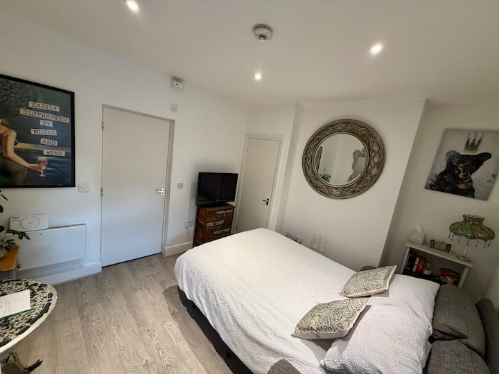 Cosy Studio 10' From Station - Taunton