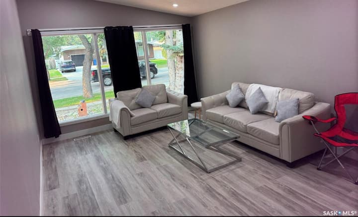 Spacious 3-bedroom House With 4 Additional Rooms - Regina