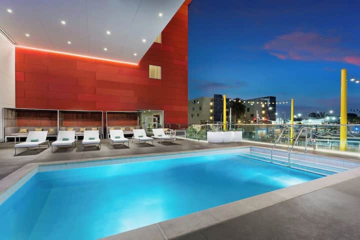 Walk To Beach | Rooftop Pool. Gym & Pet-friendly - Santa Monica