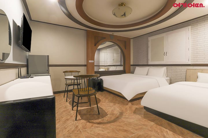 [Deokcheon Stn] Spacious Twin Room With Bathtub - Busan