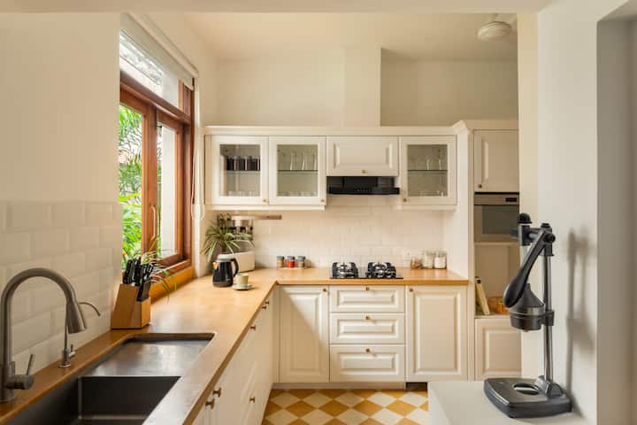 Full kitchen image 1