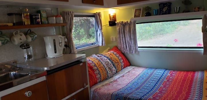 Kitanda ni msafara maradufu, mdogo kidogo kuliko kitanda cha kawaida cha watu wawili na pana kuliko kitanda kimoja cha mfalme. Ni kwa muda mrefu kama kitanda cha kifalme.