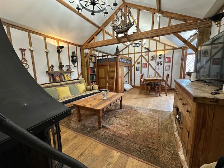 Hagrid's Hunting Lodge - St Albans