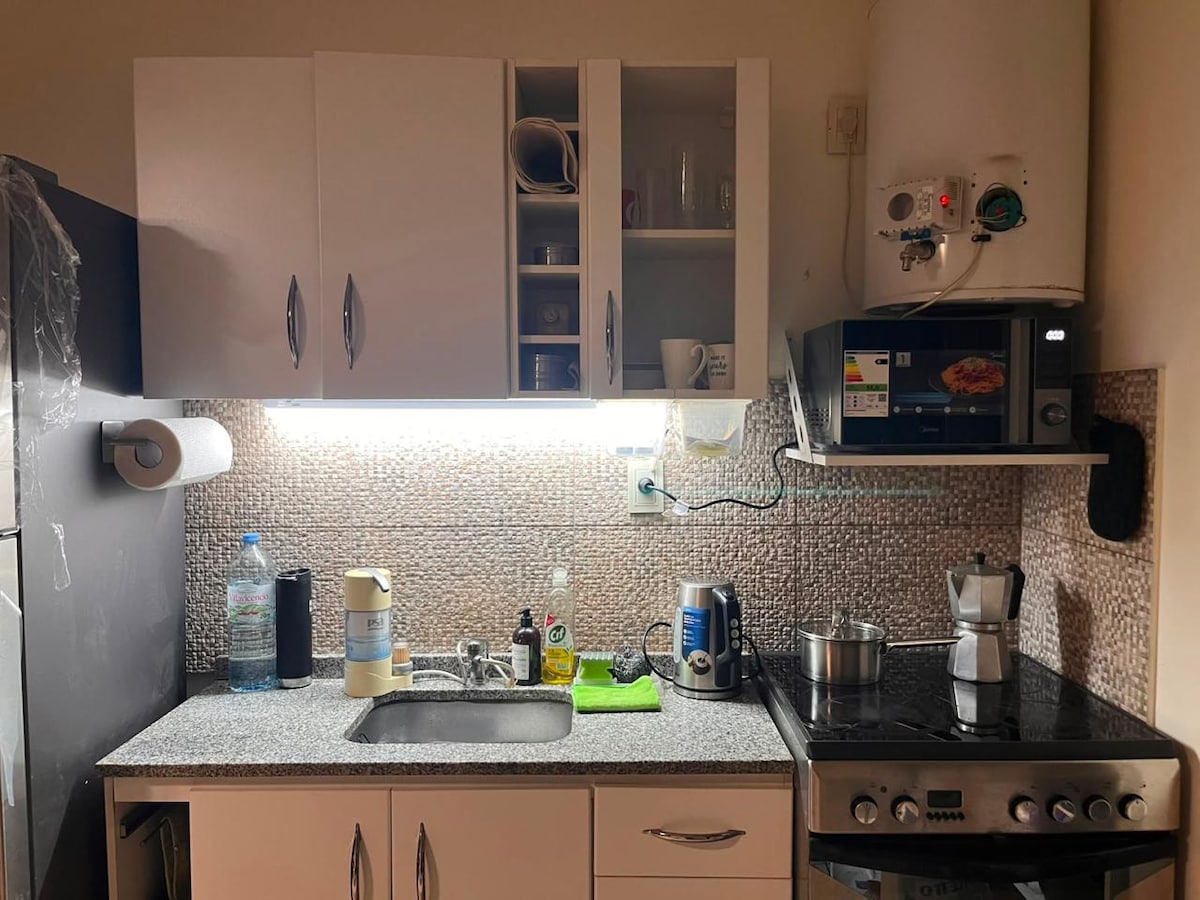 Studio con cocina integrada
