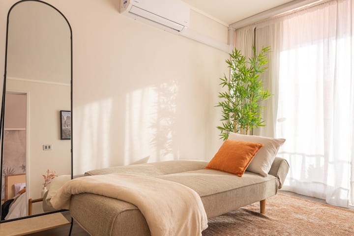 Pendant la journée, c'est un salon lumineux où se reposer; quand vous en avez besoin, le canapé-lit transforme l'espace et offre une alternative supplémentaire.