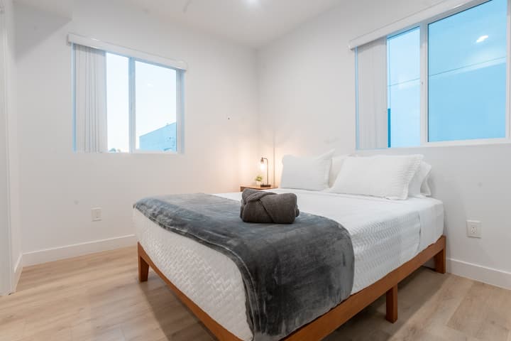 Une table de chevet pratique et une lampe vous permettent d'accéder facilement à vos essentiels tout en vous relaxant au lit.