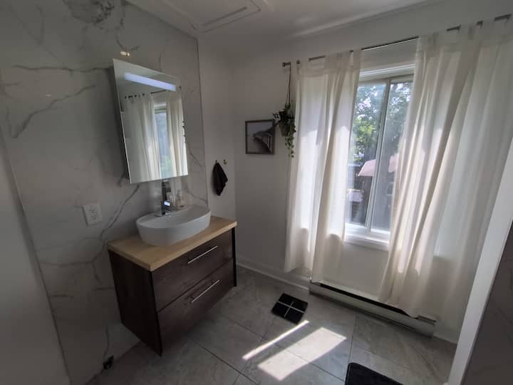 Renovated Upstairs 3 & 1/2 Apartment - Longueuil