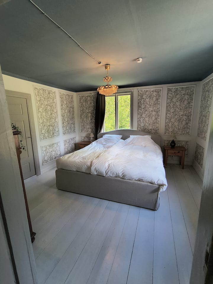 Cette chambre au rez-de-chaussée est équipée d'un lit double (180x200) avec deux couettes simples (140x200) et deux oreillers par place de couchage.