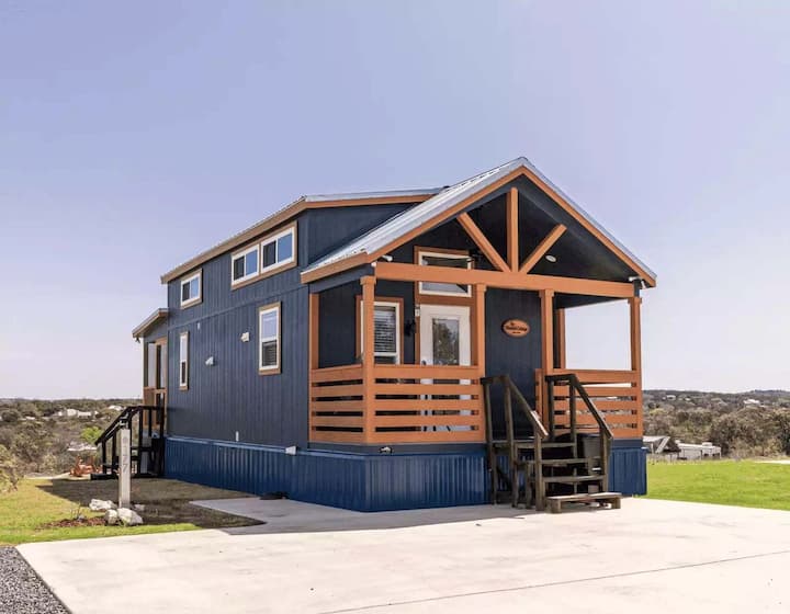 Elegant And Inviting Tiny Home Retreat With - Luckenbach, TX