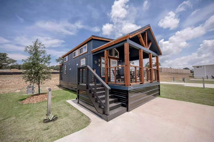 Luxury Tiny Home Hideaway With Resort-style - Luckenbach, TX