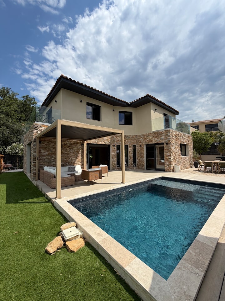 Villa Dexception Avec Piscine - Le Castellet
