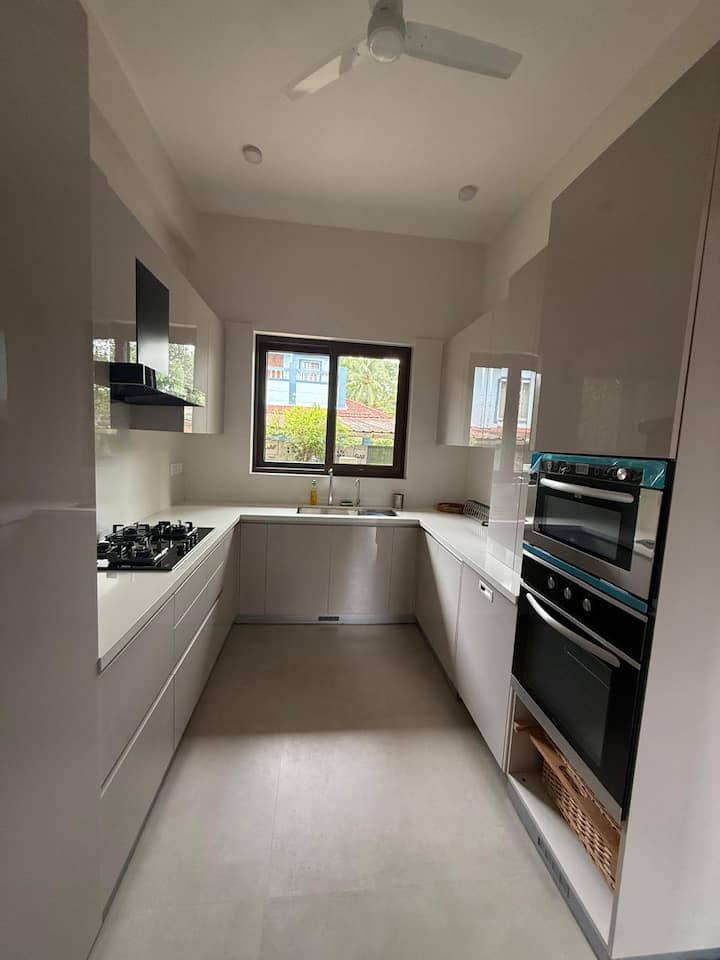 Full kitchen image 1