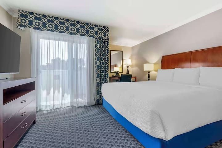 2-room Suite With Balcony + Free Hot Breakfast - Dana Point, CA