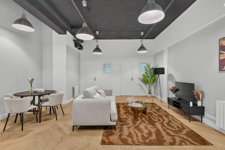 Large Living Room · 2 Bedrooms/6 People · Marais & Bastille - Museo del Louvre