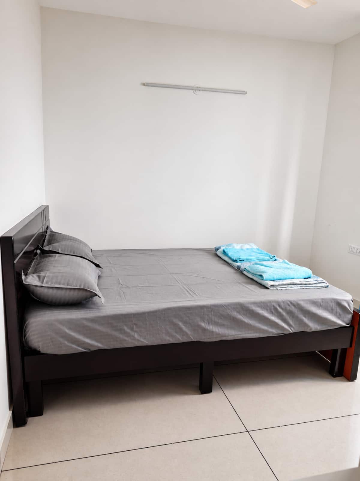 Bedroom 2 image 11
