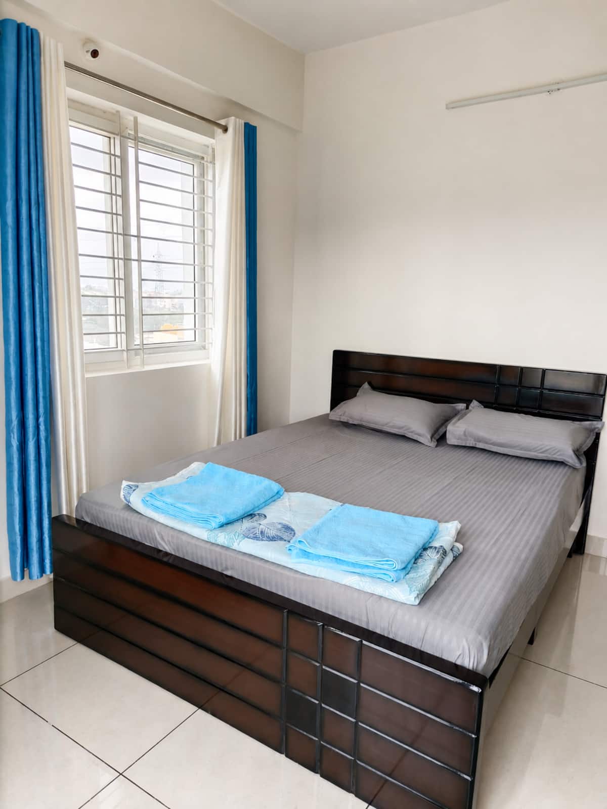 Bedroom 1 image 9
