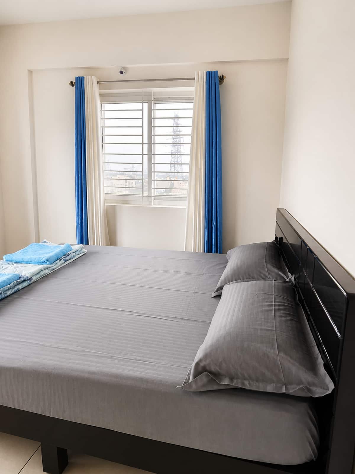 Bedroom 2 image 8