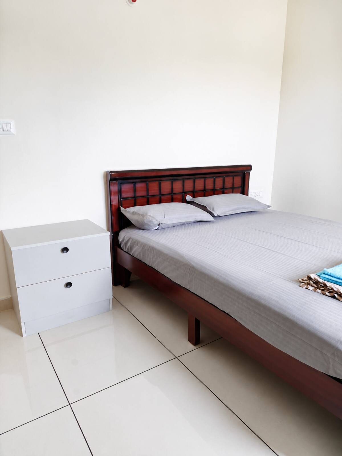 Bedroom 2 image 8