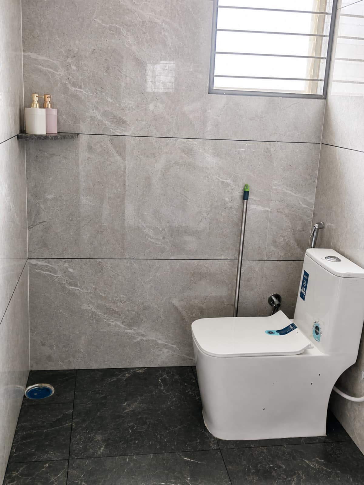 Full bathroom 1 image 4