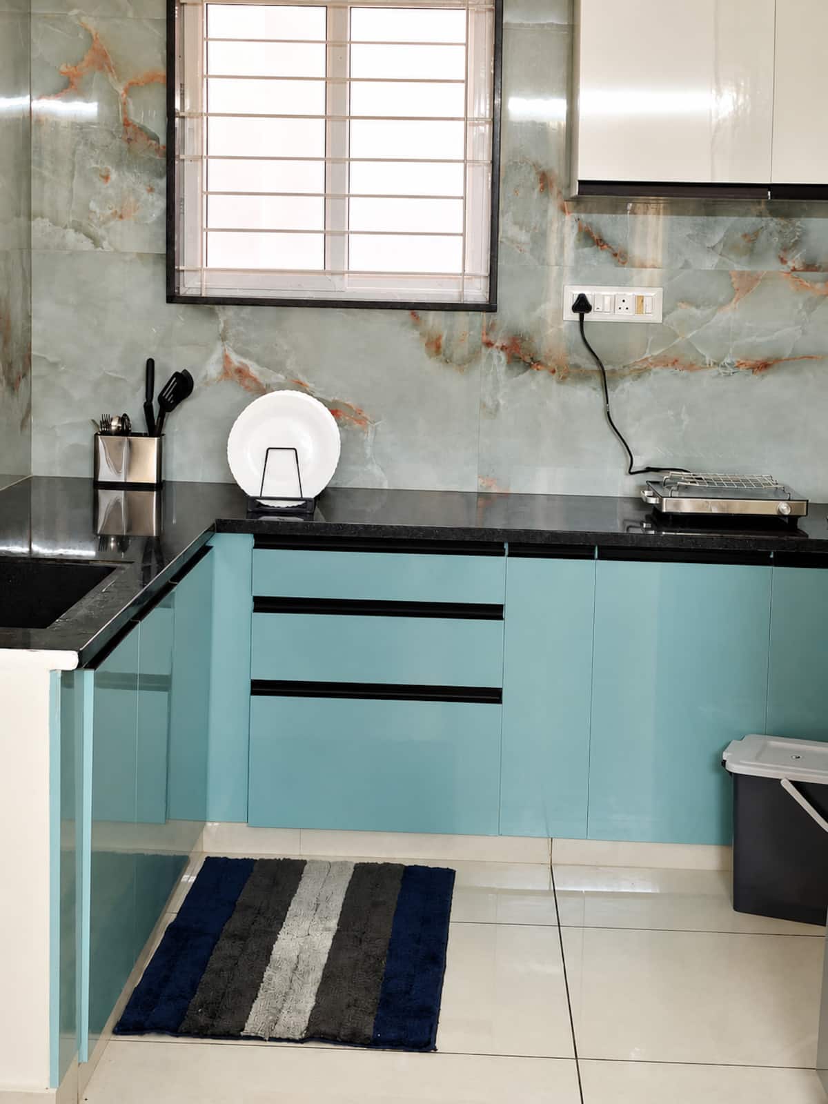 Kitchenette image 15