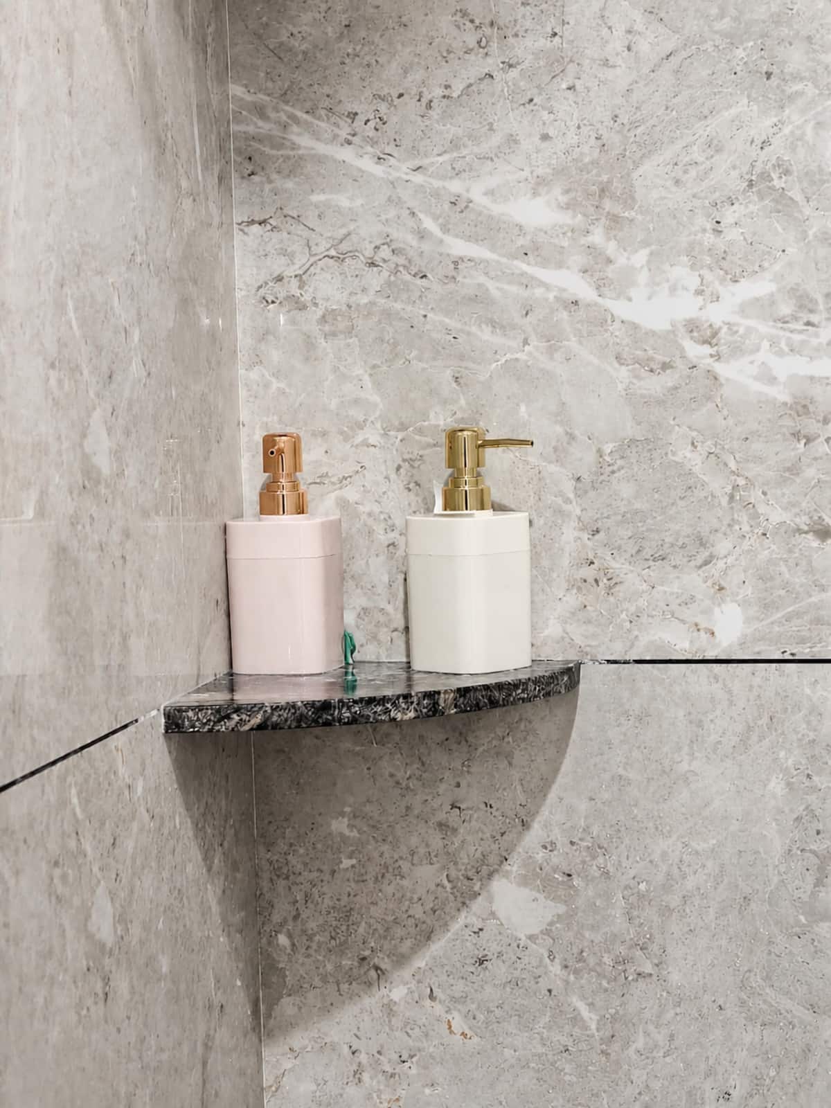 Full bathroom 1 image 2